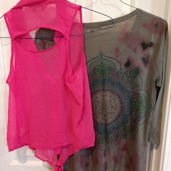 2 Medium Tops Decree Halter&Vintage Suzie Top - Picture 2 of 7